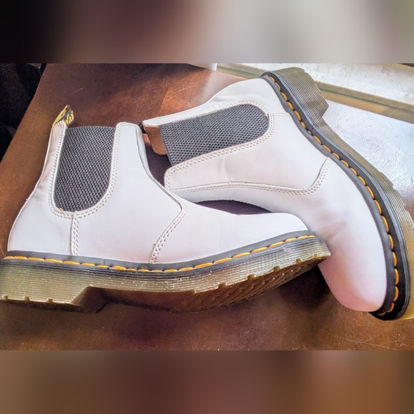 Dr. Martens White Chelsea Boots, Ladies Size 8. Like New. - Picture 4 of 10